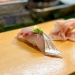 寿し辰 - アジ
      最初に握ってくれたアジ、肉厚で新鮮、プリップリ♪
      このあと出てきた軽く酢〆したアジとの味比べが面白かった(^^)
