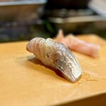 寿し辰 - アジ（軽い酢〆）
      大将が「これうまいよ！」って出してくれた軽く酢〆したアジ！これが面白い！
      生と〆魚の中間くらいでアジの脂の甘さがより引き立ちます♪(●´д｀●´д｀●´д｀●)♡