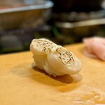 寿し辰 - ホタテ炙り
      Mugのリクエスト、最近これにハマってます♪
      ホタテのメイラード反応、最高です♡