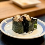 寿し辰 - 殻ごとうずら卵軍艦
      全国でも多分ここ寿し辰でしか食べられないと思います♪  
      もちろん友だちにも食べてもらいましたよ(^^)
      口の中でクシュっと割れる感覚が面白い♪