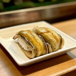 寿し辰 - 煮穴子
                                寿し辰の煮穴子、最高♪(≧∀≦)
                                ふっくら大きい穴子が酢飯を一周ぐるりと包んでいます♪  ツメの甘さが抑えられていてめっちゃ好み♡