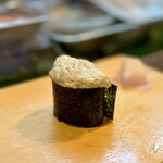 寿し辰 - つくね芋軍艦
      これもまたMugがよく頼むやつ♪  つくね芋とは山芋の仲間です。要するにとろろ軍艦(^^)