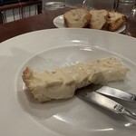 ピッツェリア ファッブリカ 1090 - タレッジョチーズとパン