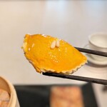 中国飯店 富麗華 - 揚げ①鴨のパイ(至近距離)