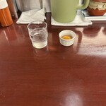 上等カレー - 食券渡したら、水と黄身。