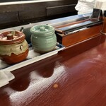 上等カレー - 福神漬けとらっきょとスプーン。