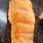 えび寿し - 握り 炙りサーモン  香ばしさと濃厚な脂が溶け出して とても美味しい