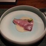 蒼 - 佐渡より神経締め目近鮪（メジマグロ）の藁焼き、お米と中国甘酒ヴィネグレットソース