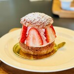 Restaurant Emoa - 苺のシュークリーム