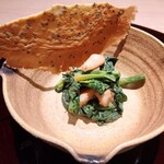 蓬左茶寮 - 真珠貝とちぢみほうれん草のごま和え、ごませんべいのせ