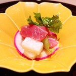 蓬左茶寮 - マグロの中トロ刺身、長芋羊羹、ワサビの花添え