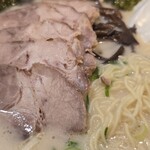 博多天神 - チャーシュー・麺の表情。