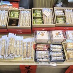 虎尾駅 売店 - 売店の陳列台に並ぶ商品