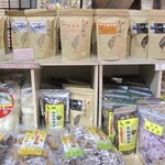 虎尾駅 売店 - 売店の棚に並ぶ商品