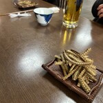 うなぎの千年家 - うなぎ骨揚げ220円、生ビール605円