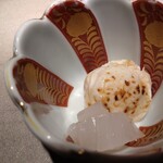 ことわりをはかるみせ ばんどう - アオリイカ刺身、ふぐ白子をソースにして。