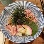 芝富士酒場 さく家 - ねぎとろ丼に山葵醬油を回し掛けて
