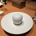 モノリス - 5皿目
      鹿と猪のコンソメ、フォアグラと鶏のムースを詰めたラビオリ、黒トリュフ。