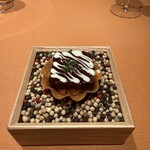 モノリス - 2皿目
      黒毛和牛ホホ肉の赤ワイン煮込み、人参、カルダモン、サワークリーム。