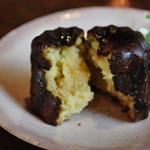 カヌレ - 焼き立てをちぎって