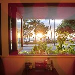 Eggs 'n Things - 店内のテーブル席からのワイキキビーチのサンセットです