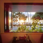 Eggs 'n Things - 店内のテーブル席からのワイキキビーチのサンセットです