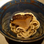 ことわりをはかるみせ ばんどう - 鮑の煮込みうどん、肝を和えて。