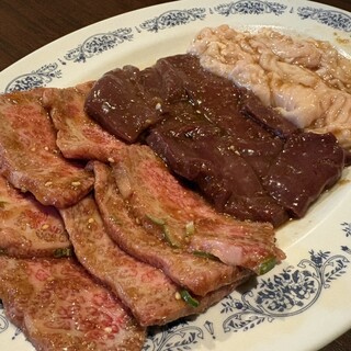 藻南大門 - 料理写真:カルビ　レバー　ホルモン