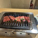 大阪焼肉・ホルモン ふたご - 上赤身調理中