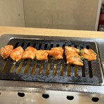 大阪焼肉・ホルモン ふたご - 上ミノ調理中