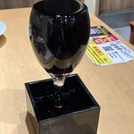 大阪焼肉・ホルモン ふたご - グラスこぼれ赤ワイン