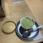 大阪焼肉・ホルモン ふたご - 抹茶のアイスクリーム、蓋をとったところ