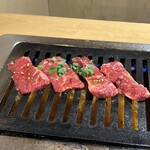 大阪焼肉・ホルモン ふたご - 上ハラミ調理中