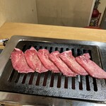 大阪焼肉・ホルモン ふたご - タン塩調理中