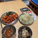 大阪焼肉・ホルモン ふたご - キムチ盛り合わせ、薬味ネギ、タレ2種類