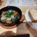 La Concha JunJun - 牡蠣のアヒージョ&バゲット(1200円)