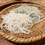 赤間茶屋 あ三五 - 手前 さらしな、奥 しそ切り