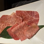 焼肉うしごろ - 手前が塩味、奥がタレ