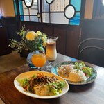 喫茶 ソラクラゲ - ■ きのこクリームソースの北海道産牛肉ハンバーグプレート ￥1,750（税込）
                                ⁡
                                ■ クララランライス（エゾシカの和風タコライス）
                                ￥1,000（税込）