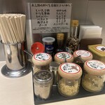 釜玉中華そばナポレオン軒 - 豊富な味変アイテム。 欲張って味が迷子にならないように自制(笑)しよう。