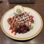 M&C Cafe 川崎店 - ベリーベリーワッフル