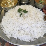インド料理 パリワル - 3種の絶品カレーを受け止めるたっぷりライス(フワッと軽いので胃に重たくないです)