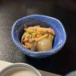 居酒屋 しんざん - ◯お通し…タケノコのナムルと蒟蒻