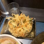武蔵野うどん 竹國 - かき揚げ。デカイ。