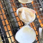焼蛤 浜茶屋 向島 - ここにちょこっとタレをかけて…