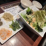 とり焼肉 鳥壱 - サラダ、ナムル4種盛