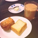 ブルージャム - 角食パンとクルミルク（くるみパン）のトースト〈自宅にて〉