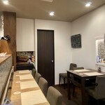 セブンズカフェ - カウンターとテーブル席2席の店内