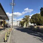 自家製麺 公園前 - 公園前ラーメンの名の通り、お向かいは公園。