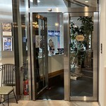 サーティーンカフェ - 装飾がほとんどないシンプルな入り口